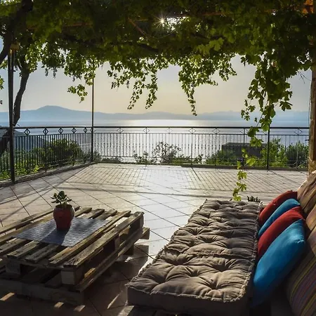 Coastal Stone With Spectacular Scenery Semesterbostad *